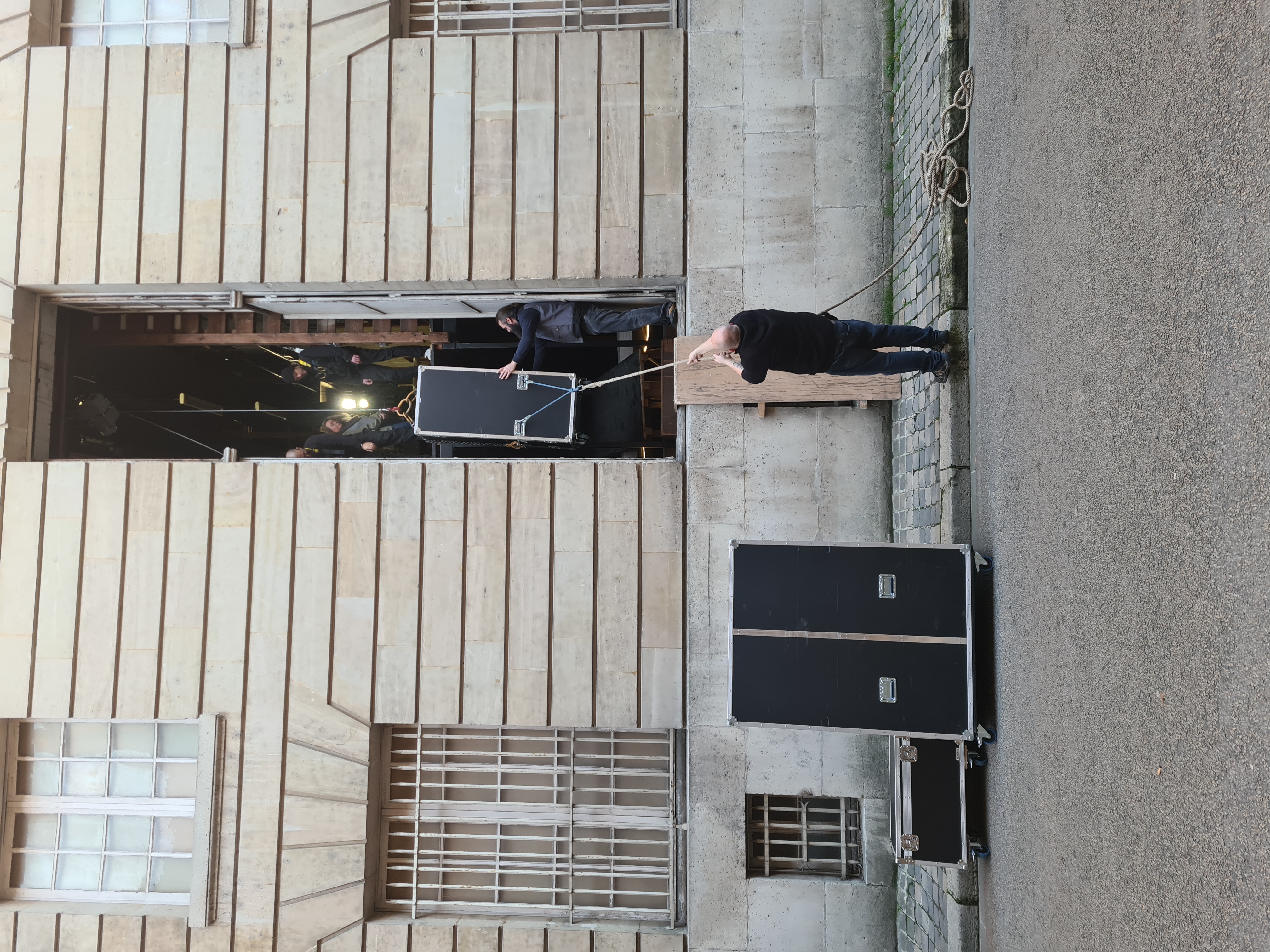 Chargement des r&eacute;gies par le treuil ext&eacute;rieur de l'Op&eacute;ra de Compi&egrave;gne