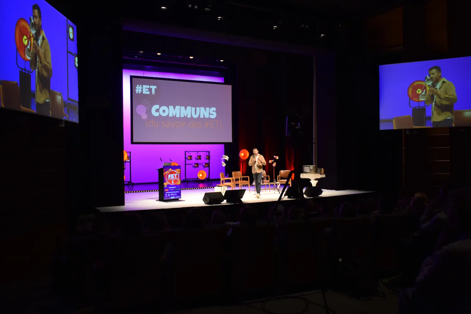 Auditorium de Vigny avec &eacute;cran central et vid&eacute;oprojecteurs
